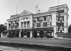 Eksjö järnvägsstation sedd från spårområdet.