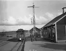 Ekskogen järnvägsstation. Mannen på på bilden är stationsföreståndare O P Nordahl. På spåret syns en lanterninvagn.

Reklam: Van Houtens Cacao.