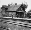 Gunnarstorp station. Gustaf L Torstensson på perrongen.