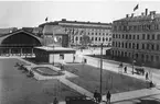 Göteborgs Centralstation.
Den låga byggnaden framför stationen inrymde SJ Resebyrå åren 1930-1951