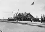 Hedesunda station utsmyckad i samband med banans invigning 29 juni 1901. Längst fram på perrongen, till höger, står den förste stationsinspektorn vid Hedesunda, Axel Bylander född 1866. Till vänster om honom syns hans familj. Till höger i bild är i riktning mot Sala.