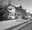 Resenärer vid Hällnäs station. Gengasdriven rälsbuss Statens Järnvägar, SJ Yo1 406, destination Umeå.