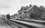 Hästholmen station. Stationen moderniserades 1941. Till höger om omlastningsmagasinet syns infartssemaforen för den normalspåriga Mjölby - Hästholmens Järnväg, MHJ. Ångloket är MHJ lok 1 eller 2.