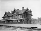 Gamla station, som senare brann ner 1915, och ersattes av en byggnad i tegel