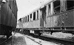 Krylbosmällen. Eldhärjade personvagnar efter explosionen av ett tyskt ammunitionståg vid Krylbo järnvägsstation den 19 juli 1941.