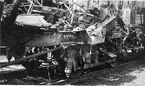 Krylbosmällen. Vagnsskrot efter explosionen av ett tyskt ammunitionståg vid Krylbo järnvägsstation den 19 juli 1941.