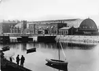 Malmö Central invigdes1856.Stationen låg då i stadens utkant nära färjorna till Köpenhamn som gick från Inre hamnen alldeles framför stationsbyggnaden.