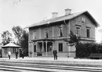 Valbo station omkring 1900. Stationshuset byggt 1865 och tillbyggt 1884. Ställverkshus 1896-1897. Från vänster , Stationskarl senare Stationsinspektor P.G. Åsbrink, Hammarberg, okänd samt  Stationsinspektor Blomqvist.