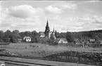 Klosterkyrkan i Varnhem. Varnhems klosterkyrka daterar från 1150-talet. På platsen för kyrkan finns också de äldsta spåren av kristendom i Sverige. Mellan 1918-1923 genomfördes stor renovering. Då fann man Birger Jarls grav vilkens autencitet berkäftades i en omfattande arkeologisk undersökning 2002.