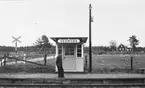 Hållplats anlagd 1927. Liten väntkur i trä