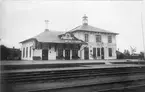 Veinge station uppfördes 1900 av Skåne - Hallands Järnväg. Putsat tvåvåningshus.