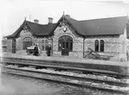 Stationen anlades 1885. Stationshusets expeditionslokaler utvidgades och väntsalen moderniserades 1947.