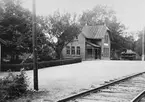 Hållplats anlagd 1906. En- och enhalvplans stationshus i tegel. Mekanisk växelförregling.