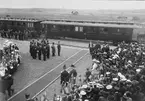 Stationen öppnades för trafik 1872. 1902 Byggdes nytt stationshus och  bangården utbyggdes. Stationshuset ersattes med ett nytt på 1950-talet. Kungabesök i Vimmerby vid invigningsfesten.
Vänstra vagnen är Statens Järnvägar, SJ salongsvagn nr III H K H Kronprinsessans vagn, senare nr 1863 och 1927 ombyggd till Bo7 2812. Högra vagnen är salongsvagn SJ  Ao3 1246.
TT