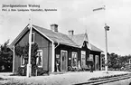 Station öppnad 1894, då bygges envånings stationshus i trä. Station och trafik platsen nedlagd 1959. Stationshuset finns  kvar i gott skick med skylt och semafor.