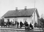 Stationen anlades 1874. Stationshuset, nu tvåvånings putsat, påbyggdes en våning 1920 och expeditionslokalen moderniserades 1940.