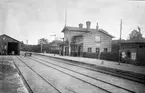 Station anlagd 1865. En- och enhalvvånings stationshus i tegel. Mekanisk växelförrgling. Arkitekt C Adelsköld.