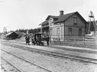 Trafikplats anlagd 1876. En- och enhalvvånings stationshus i trä. Tidigare Vintjärn Nedre. På fotot syns Dala - Ockelbo - Norrsundets Järnvägs ångdressin. till vänster DONJ trafikchef J A Westerlund