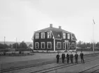 Station anlagd 1911. Tvåvånings stationshus i trä. Stins J Lengqvist är på bilden med personalen.