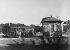 Station med kiosk med väntrum, lokstall och förrådsbyggnad. När banan 1912 drogs om blev stationen enbart gods-, lok- och vagnstation och kiosken såldes. I stället anordnades Visborgs Slätt hållplats på den nya linjen, med en träplattform, men utan byggnader.