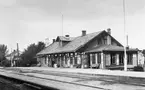 Trafikplats öppnades 1863. Envåningsstationshus i trä av Gnestatypen, byggdes under 1863-64.