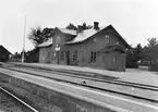 Station med stationshus daterar från 1890. En- och enhalvvånings putsat stationshus. Omändringar företogos 1932 i interiören. Mekanisk växelförregling.