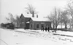 Stationen byggdes 1865 av YEJ.  Arkitekten var C Adelsköld. En- och enhalvvånings stationshus i tegel. Senare har tillbyggts expeditionslokaler och stationsmästarens bostad. Växlarna låses lokalt. Stationshuset revs 1983.