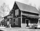 Voxna station anlades 1897. En- och en halv vånings stationshus i trä. Elektrisk växelförregling.