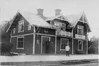 Voxna station anlades 1897. En- och en halv vånings stationshus i trä. Elektrisk växelförregling.