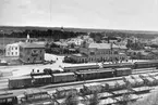 Stadens första stationshus byggdes mellan 1877- 1899. Huset revs 1995. En omfattande ombyggnad och utvidgning an bangård  gjordes i slutet av 1940-talet.