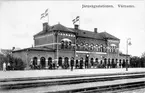 Stadens första stationshus byggdes mellan 1877- 1899. Huset revs 1995. En omfattande ombyggnad och utvidgning an bangård  gjordes i slutet av 1940-talet.