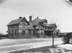 Västanfors blev det största av de Folke Zettervall ritade vid  statsbanan Frövi-Krylbo år 1900. Stationshus. Stationen anlades 1900. Namnet ändrades 1947 till Fagersta Central.1917-18 utvidgades bangården med två spår och 1945 med ytterligare ett.