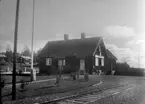 Hållplats anlagd 1934. Envånings stationshus sammanbyggt med godsmagasinet.