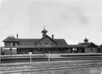 Ny station byggd 1903-04 öster om spåret, arkitekt Folke Zettervall. Sammanbyggt med ställverk, som revs på 1930-talet. Bostadshus väster om banan. Mekanisk växelförregling.