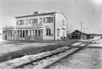 Nytt stationshus  byggt 1943.  I stationshuset fanns Pressbyrån servering och försäljning av tidningar och  böcker.  Stationshuset i två våningar i trä.