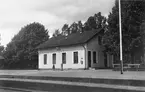 Trafikplats anlagd 1898. Envånings putsat stationshus.