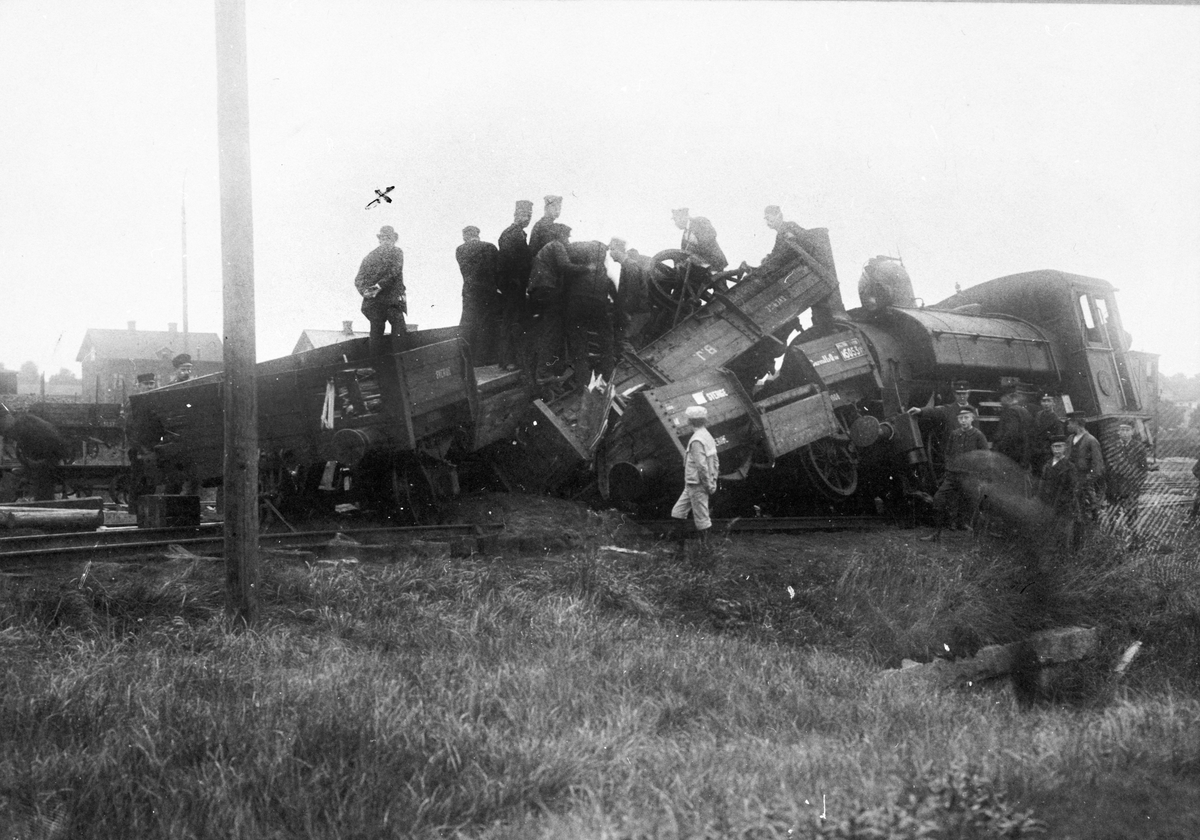 Bergslagernas Järnvägar, BJ U 1 med godsvagnar efter urspårning i Åmål.