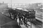 Åmål station öppnades 1879. Stationshuset var från början en tvåvånings tegelbyggnad. På 1910- och 1930-talen tillbyggdes och moderniserades stationshuset. Första eltåget anländer till stationen. BJ Ds 202. Loket tillverkades 1933 av ASEA. Skrotat 1979 i Vislanda.