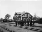 Station anlagd 1902. En- och enhalvvånings stationshus i trä. Mekanisk växelförregling. På bilden syns stationsföreståndare Axel Holmér som var aktiv under perioden 1913-1936.