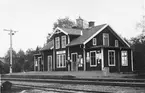 Station öppnad 23.12.1896. En- och en halvvånings stationshus i trä. Lokstall och vändskiva flyttad hit 1896 från Fridhemsberg. Fram till 1909 fanns poststationen i stationen. 1926 byggdes stationshuset om med bl a två nya övernattningsrum för lokpersonal. Stationen nedlagd 30.4.1961