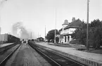 Station anlagd 1875. Stationshuset ombyggt fullständigt 1908. Nu tvåvånings, putsat stationshus. Bangården utökades 1949 till nuvarande omfattning. Mekanisk växelförregling