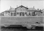 Stationen öppnades 1885. Stationshuset och bangården har tillbyggts, ändrats och utvidgats under årens lopp. Här syns stationen efter ombyggnaden 1927.