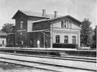 Stationen anlades 1865. Stationshus i en och en halv våning i tegel. Arkitekt C Adelsköld. Mekanisk växelförreegling utan ställverk. Lokalt järnvägsmuseum på 1978-80- talet.