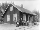 Hållplats anlagd 1874. Envånings stationshus i trä. Stins med familj.