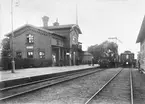 Önnestad station öppnades 1865. En- och enhalvvånings stationshus i tegel. Arkitekt var C Adelsköld.  Mekanisk växelförregling. Stationshuset hus revs 1960.