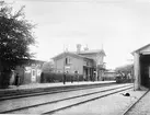 Önnestad station öppnades 1865. En- och enhalvvånings stationshus i tegel. Arkitekt var C Adelsköld.  Mekanisk växelförregling. Stationshuset hus revs 1960. På bilden syns CHJ lok 4. Loket tillverkades 1886 av Nohab, tillverkningsnummer 235. Skrotades 1933.