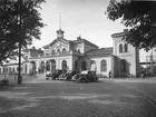 Centralstationen från gatusidan. Örebro station öppnades för allmän trafik 1862. Stationshuset ritades av Adolf Edelsvärd. Det byggdes av sten och täcktes  med plåttak. Både stationshuset och bangården har ombyggts flera gånger under tiden.