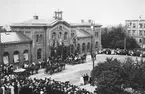 Centralstationen från gatusidan. Örebro station öppnades för allmän trafik 1862. Stationshuset ritades av Adolf Edelsvärd. Det byggdes av sten och täcktes  med plåttak. Både stationshuset och bangården har ombyggts flera gånger under tiden.