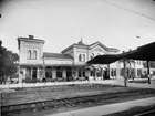 Centralstationen. Örebro station öppnades för allmän trafik 1862. Stationshuset ritades av Adolf Edelsvärd. Det byggdes av sten och täcktes  med plåttak. Både stationshuset och bangården har ombyggts flera gånger under tiden.  Här syns stationen efter elektifieringen.