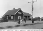 Stationen öppnades för allmän trafik 1908. Upphörde 1939. På bilden syns    landsbrevbärare C.V. Bengtsson,  stationsföreståndare O. Carlsson och elev Efraim Kjellström.